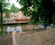 838687 Gezicht op de landhoofden van de nieuwe voetgangersbrug (Martinusbrug) over de Stadsbuitengracht, tussen de ...